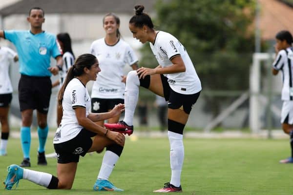 Lateral do Corinthians, Kati comemora sequência pelo clube após período sem atuar por lesão: “espero que seja a minha melhor temporada”