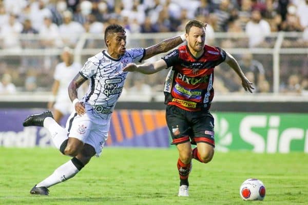 Paulinho pode reencontrar adversário que marcou o primeiro gol em seu retorno ao Corinthians