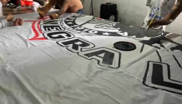 Corinthians: Camisa 12 inaugura nova bandeira em homenagem ao dia das Mulheres