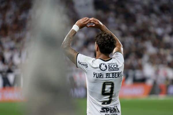 Fernando Lázaro exalta Paulinho após gol marcado na partida do Corinthians contra o Santo André