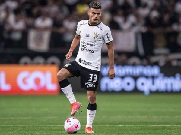 Meio campista do Corinthians com possível interessa do Flamengo tem multa milionária