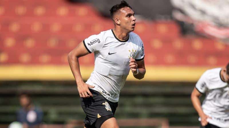 Giovane comemora gol e comenta amadurecimento no Corinthians