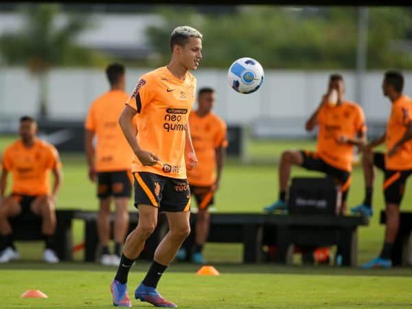 Matheus Araújo fala sobre emoção de estar vestindo a camisa do Corinthians: 'É um sonho'