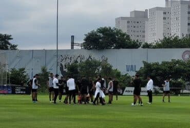 Corinthians se reapresenta após eliminação no Paulistão e treina com 12 garotos da base