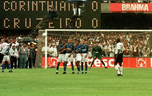 Corinthians e Cruzeiro se enfrentando na final do Brasileiro de 1998