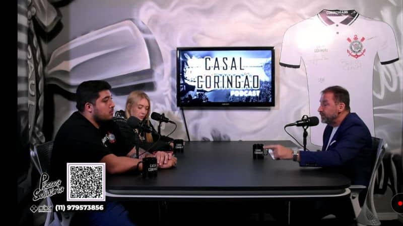 Augusto Melo candidato a presidência do Corinthians dando entrevista em podcast no Casal Coringão, canal do Youtube.