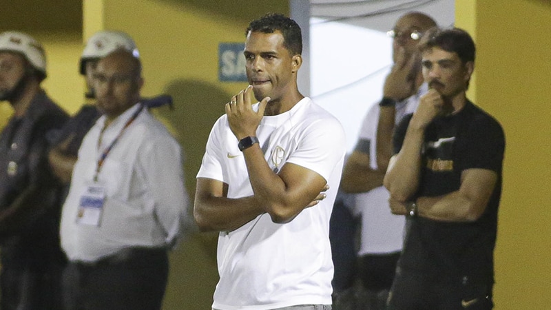 Fernando Lázaro comandando a equipe do Corinthians