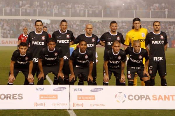 Equipe do Corinthians alinhada para partida contra o Santos pela Libertadores 2012
