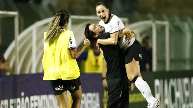Jogadora e treinador do Corinthians Feminino comemorando gol