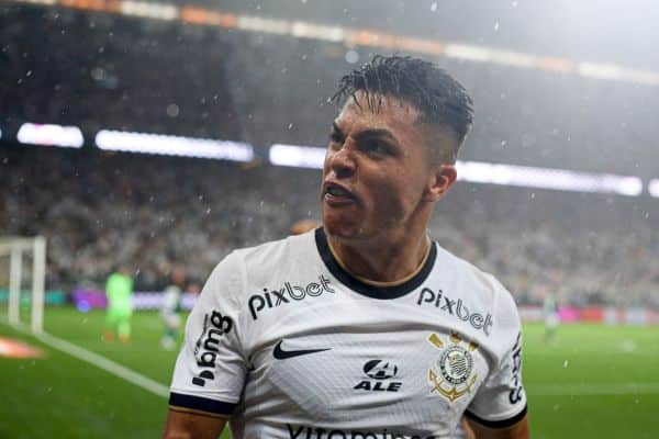 Roni comemorando gol com a camisa do Corinthians tendo patrocínio da PixBet