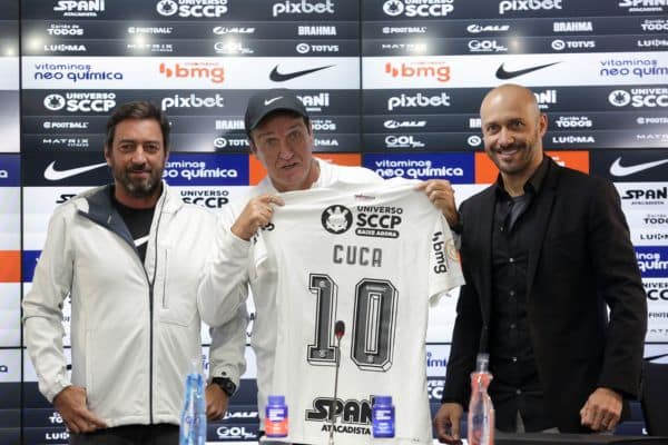 Cuca sendo apresentado como treinador do Corinthians