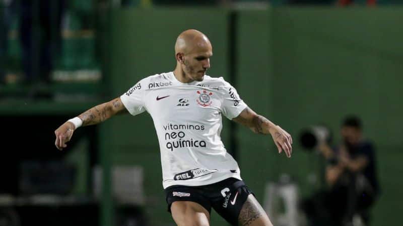 Fábio Santos jogando pelo Corinthians diante do Goiás