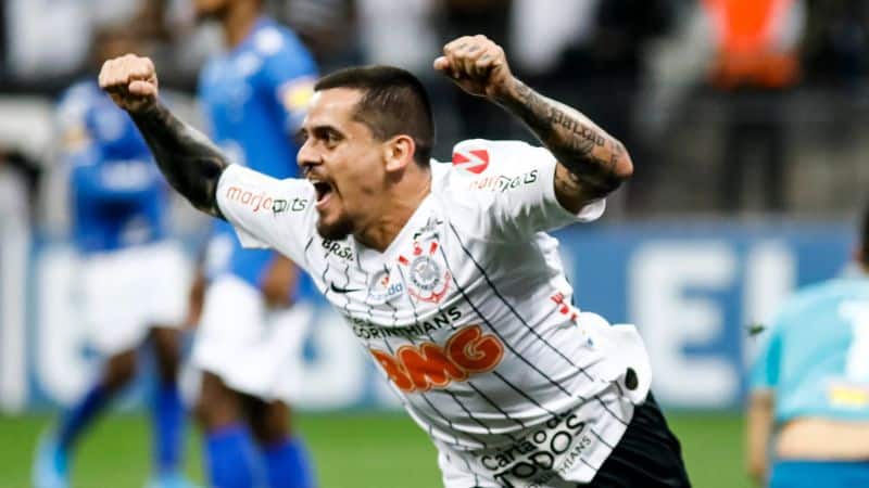 Fagner comemorando gol no último confronto do Corinthians contra o Cruzeiro pelo Brasileirão