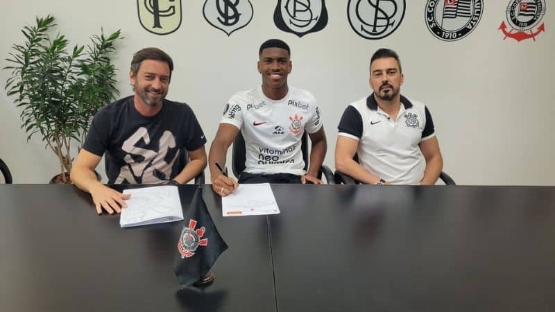 Felipe Augusto renova seu contrato com o Corinthians