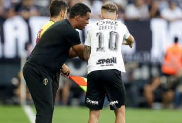 Fernando Lázaro dando instruções na vitória do Corinthians diante do Cruzeiro