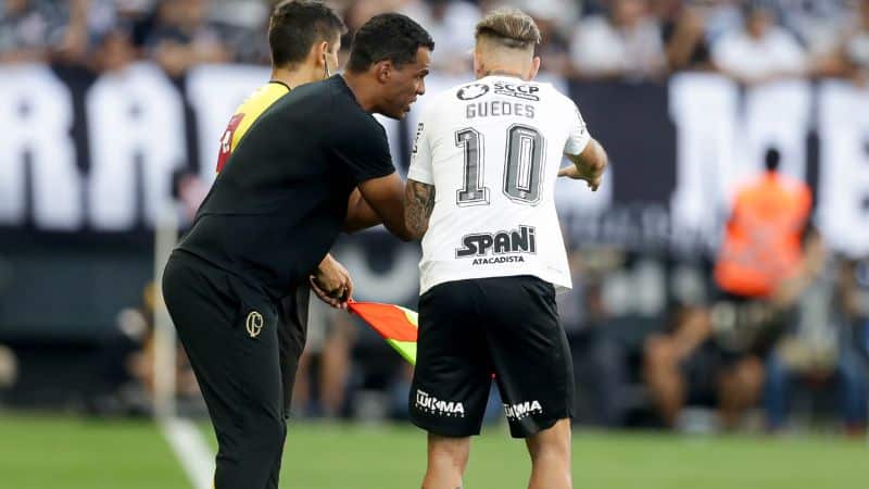 Fernando Lázaro dando instruções na vitória do Corinthians diante do Cruzeiro