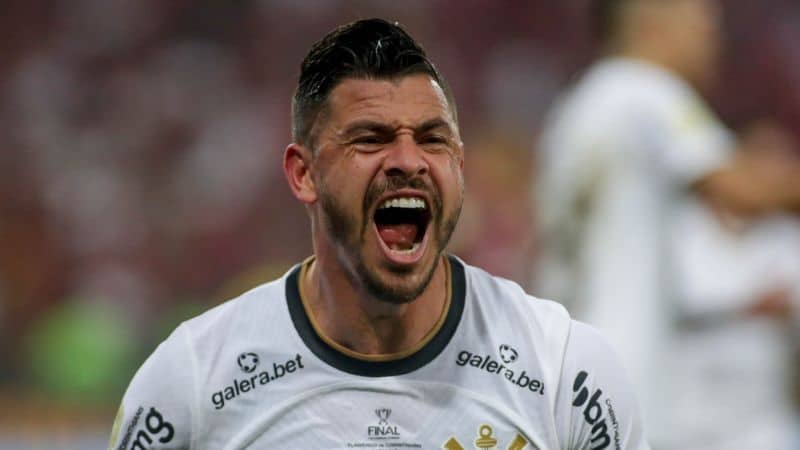 Giuliano comemorando gol marcado pelo Corinthians na Final da Copa do Brasil 2022