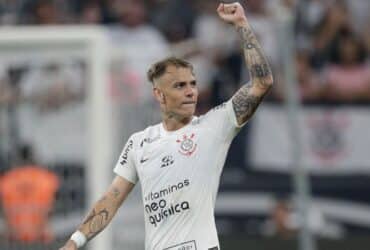 Róger Guedes comemorando gol marcado na vitória do Corinthians