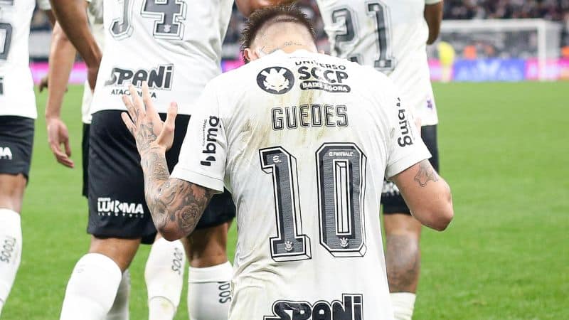 Róger Guedes comemorando gol do Corinthians diante do Remo