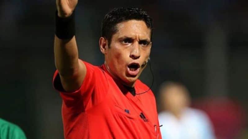 Jesús Valenzuela apita a partida entre Corinthians x Argentinos Jrs pela Libertadores