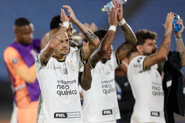 Jogadores do Corinthians agradecendo a torcida após a vitória