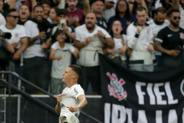 Matheus Araújo comemorando seu primeiro gol como profissional