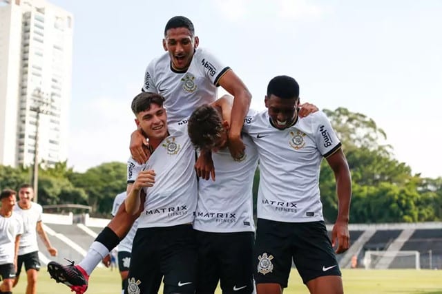 jogo pelo Paulistão Sub-20 2023 entre União Mogi x Corinthians ao vivo nesta quinta-feira (11), em confronto válido pela fase de grupos do Campeonato Paulista.