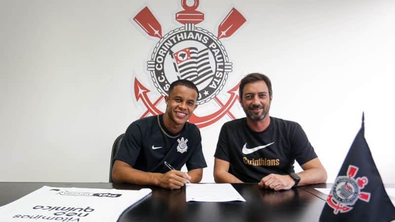 Atacante Pedro assinando contrato ao lado do Presidente do Corinthians Duilio Monteiro Alves