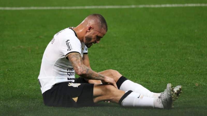 Renato Augusto sentindo o joelho em partida pelo Corinthians