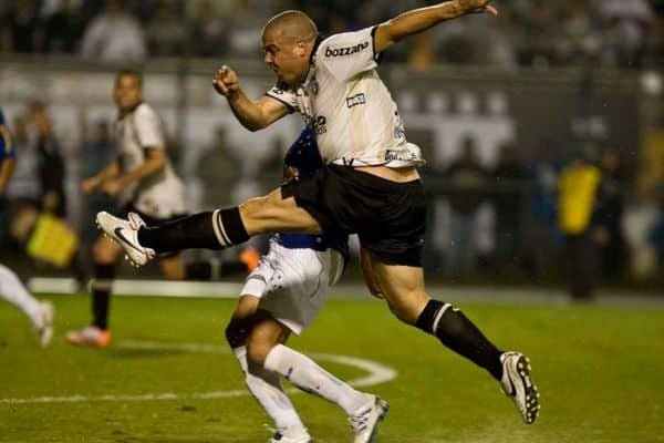 Ronaldo atuando com a camisa do Corinthians