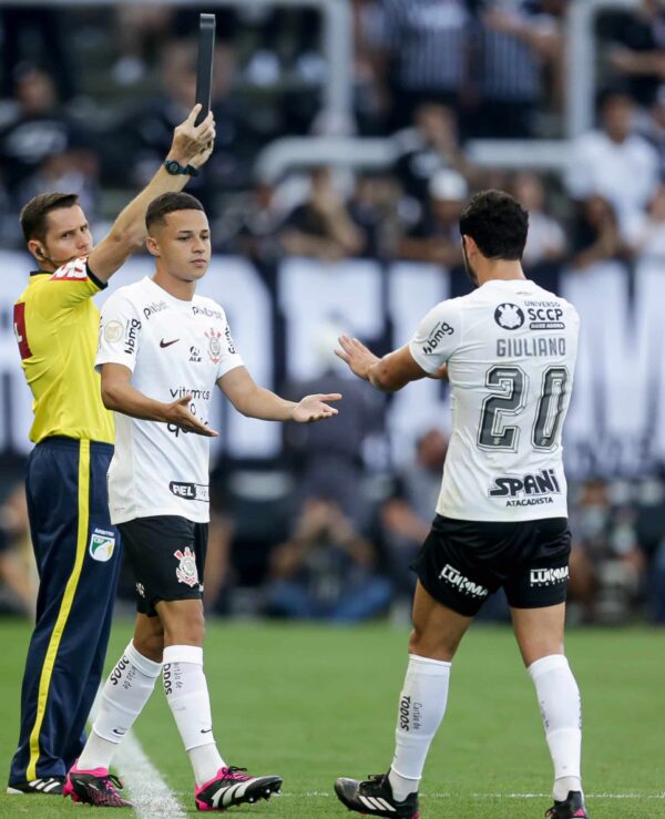 Giuliano sendo substituído no meio campo do Corinthians por Matheus Araújo