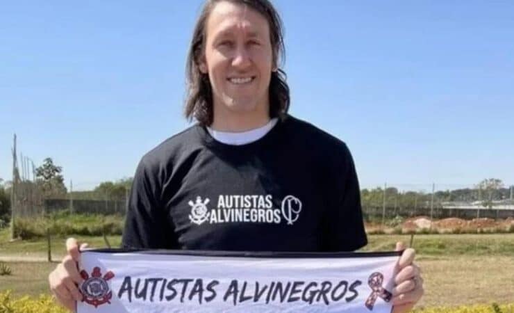 Cássio segurando a bandeira dos autistas alvinegros