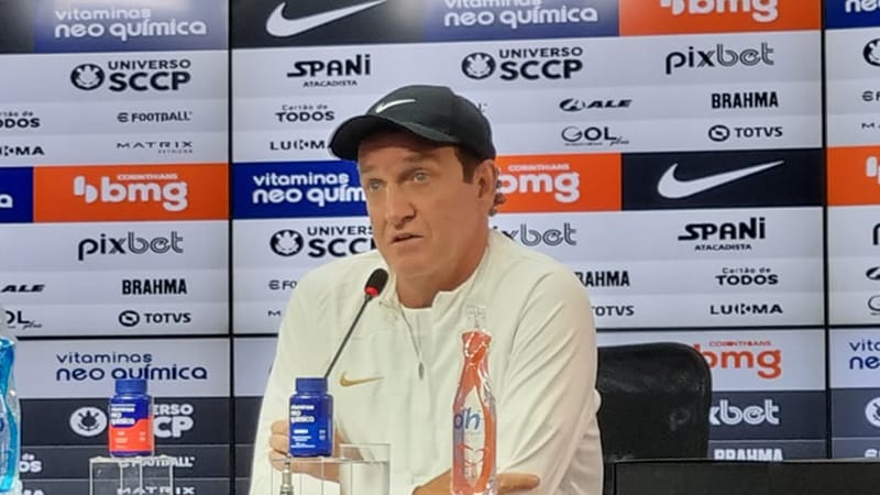 Cuca, novo treinador do Corinthians concedendo entrevista coletiva