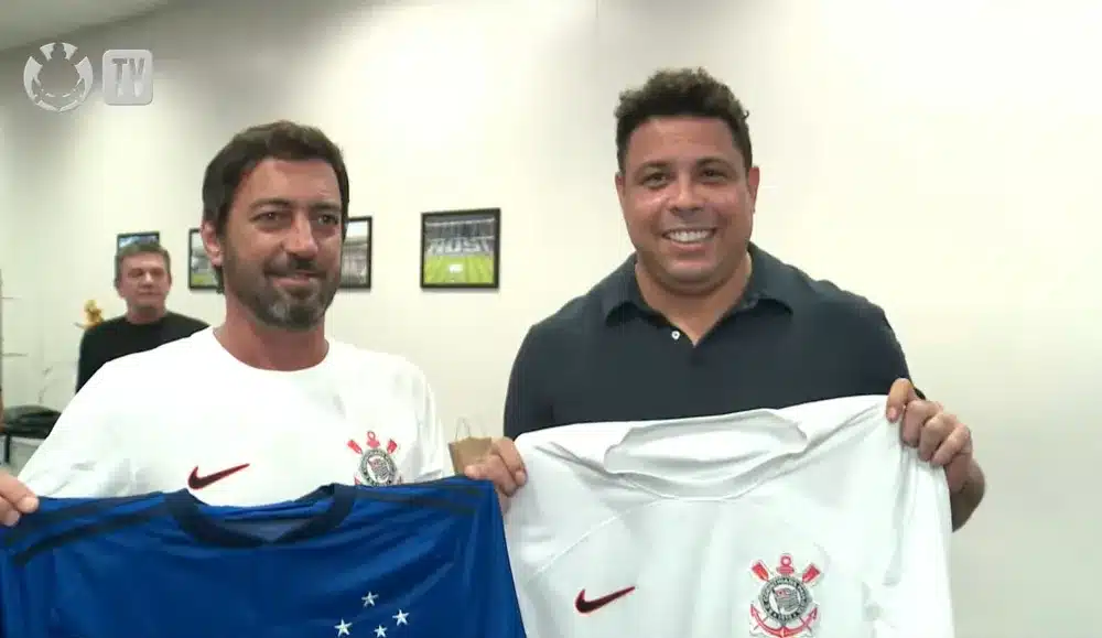 Ronaldo ao lado de Duilio com a camisa do Corinthians