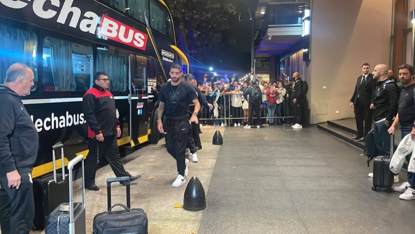 Corinthians desembarca na Argentina e é recebido por torcedores no hotel