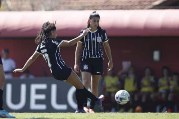 Yasmim marcou o segundo gol do Corinthians em bela cobrança de falta