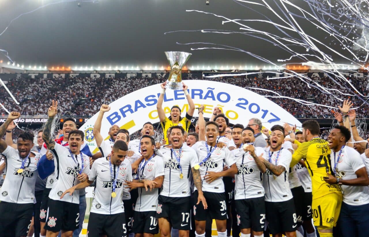 jogadores do Corinthians comemorando título do Brasileirão 2017