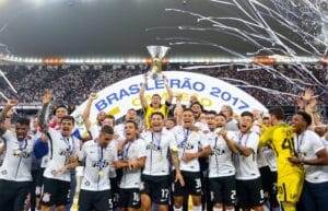 jogadores do Corinthians comemorando título do Brasileirão 2017