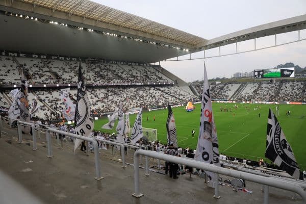 Corinthians: Medida que permitia bandeiras de mastro nos estádios é revogada