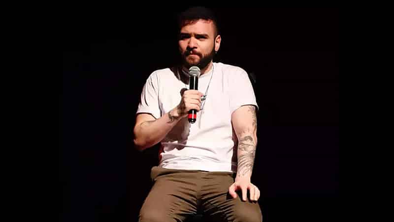Tiago Santineli traz seu show 'Antipatriota' para o Festival Loucos por Rir, com críticas políticas afiadas e muito humor