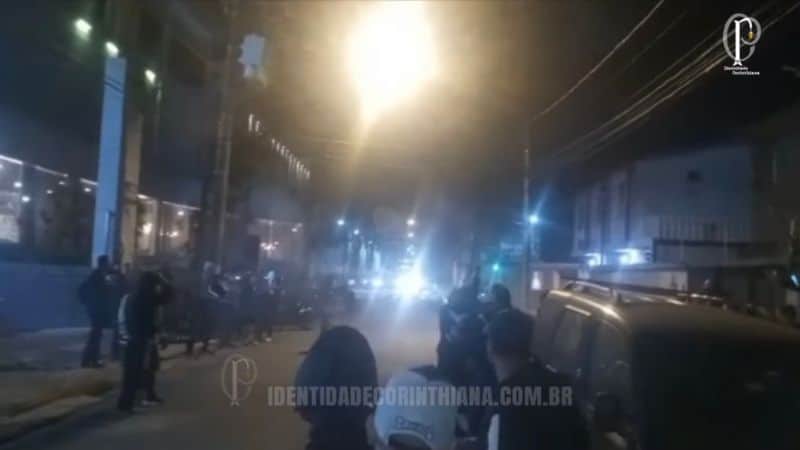 Corinthians chega a Santos sob protestos e não desembarca no hotel