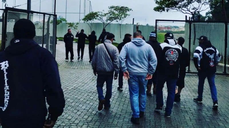 Integrantes de organizadas conversam com jogadores em reapresentação do Corinthians
