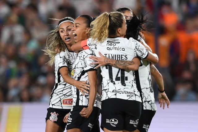 PAULISTA FEMININO: Corinthians vence o Santos e segue vivo