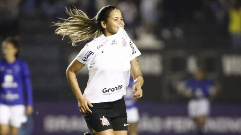 Corinthians vence em jogo de muitos gols na Fazendinha e avança para as semifinais do Brasileirão Feminino