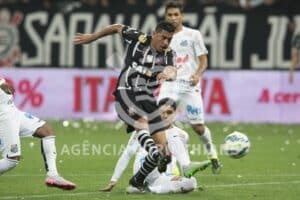 Disputa de bola entre Ralf e Renato no clássico alvinegro Corinthians x Santos