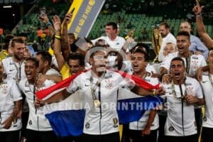 Elenco do Corinthians comemorando mais um título