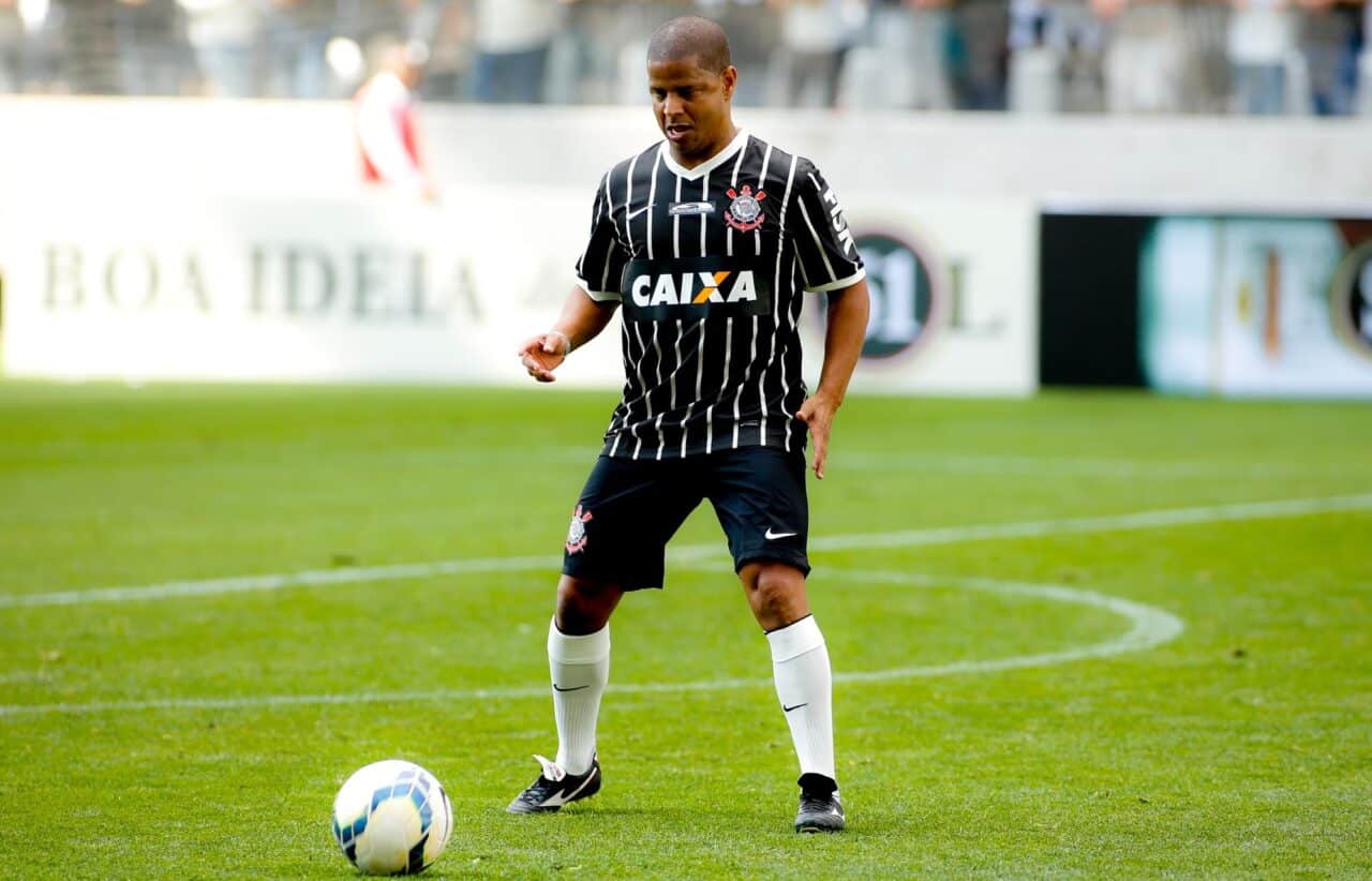 Marcelinho Carioca dominando bola