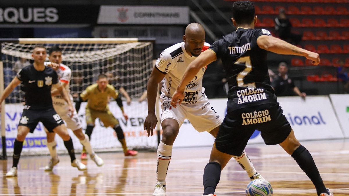 Tatinho diminuiu no final do jogo, mas não conseguiu ajudar a evitar a derrota do Timão pela Liga Nacional do Futsal. Foto: twitter @corinthiansftsl