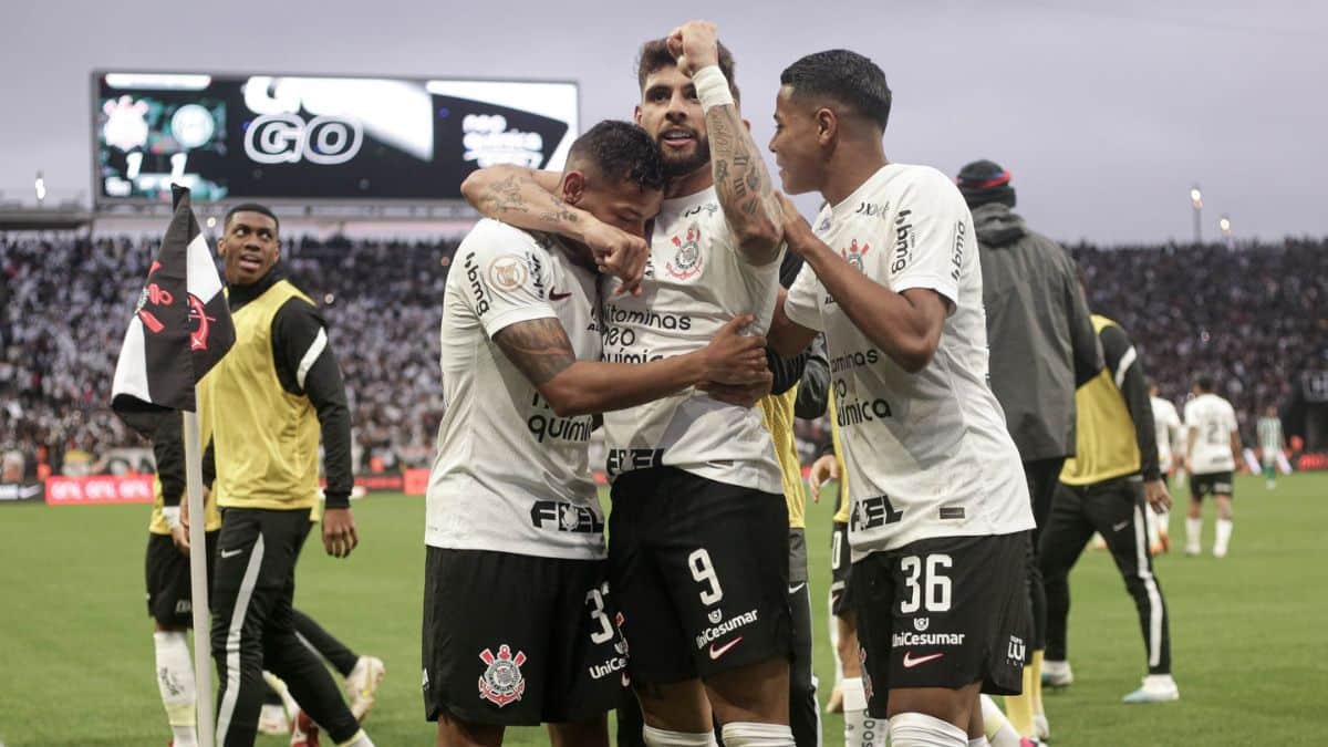 em-virada-relampago-corinthians-bate-o-coritiba-no-brasileirao