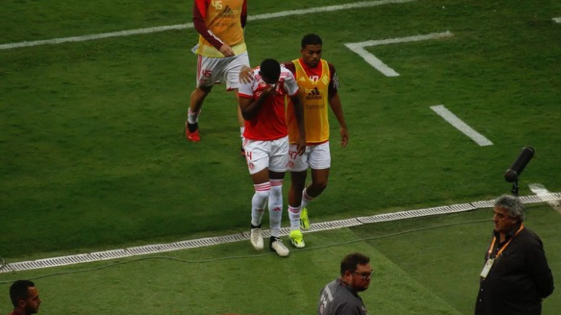 formado-pelo-corinthians-robert-renan-perde-penalti-decisivo-e-internacional-e-eliminado-do-gauchao